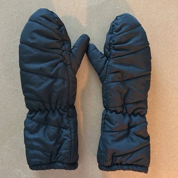 EUC Reversible black pull through scarf and matching mittens Super soft and warm - Picture 3 of 10